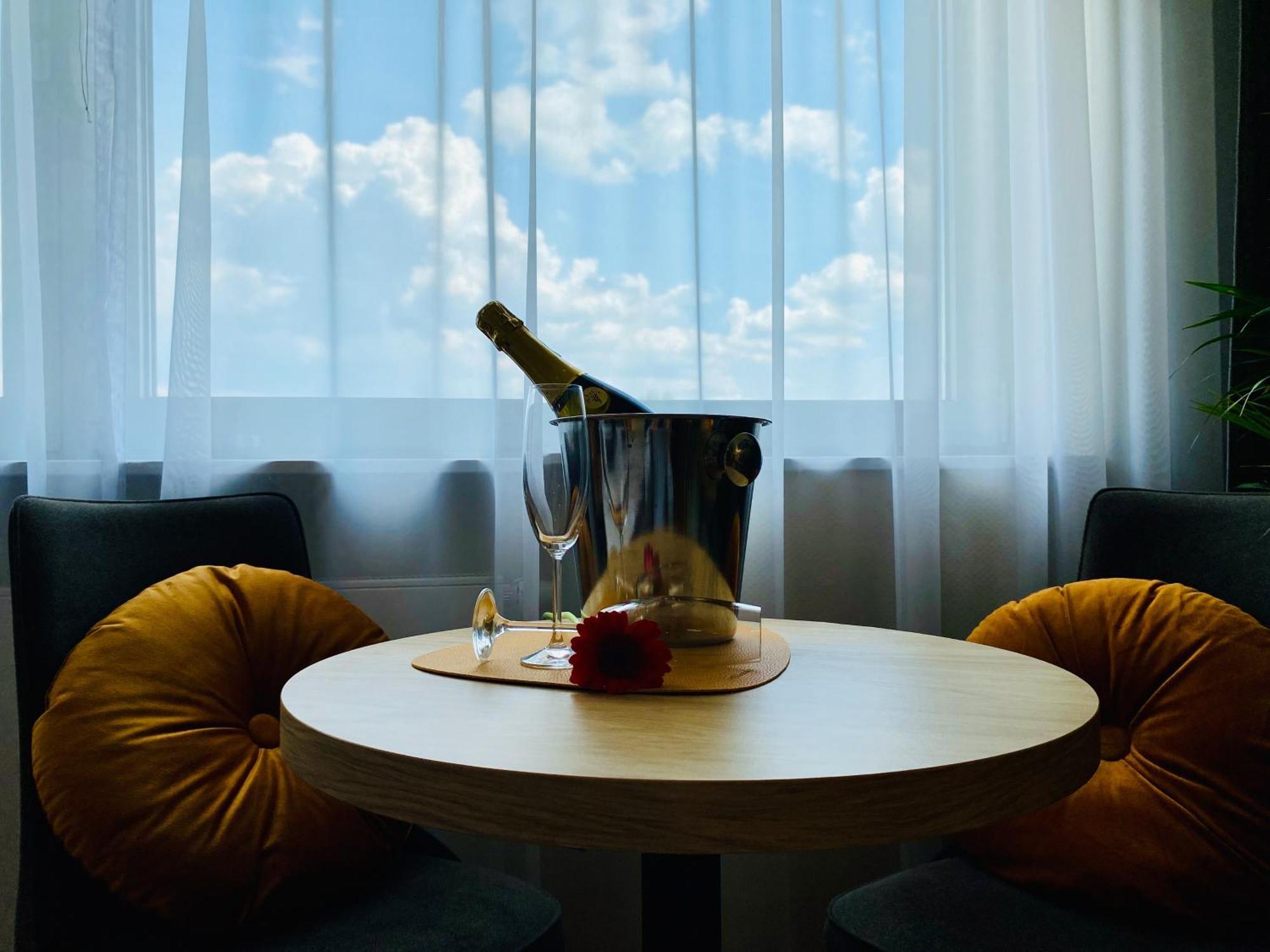 Hotel Conrad Comfort Краков Экстерьер фото